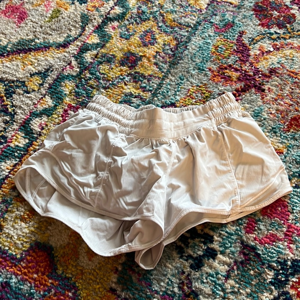 Light grey/white lulu hotty hots size 4